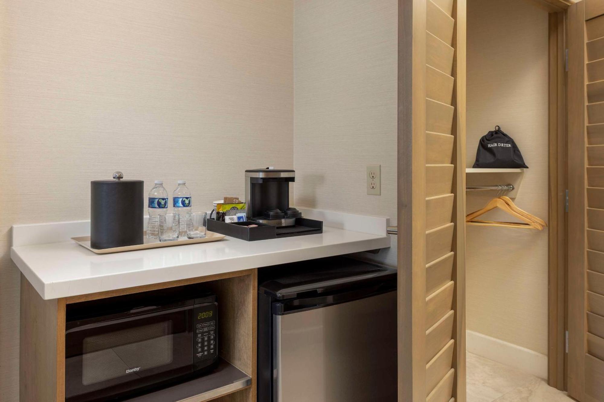 Doubletree By Hilton Bayside Resort 3*